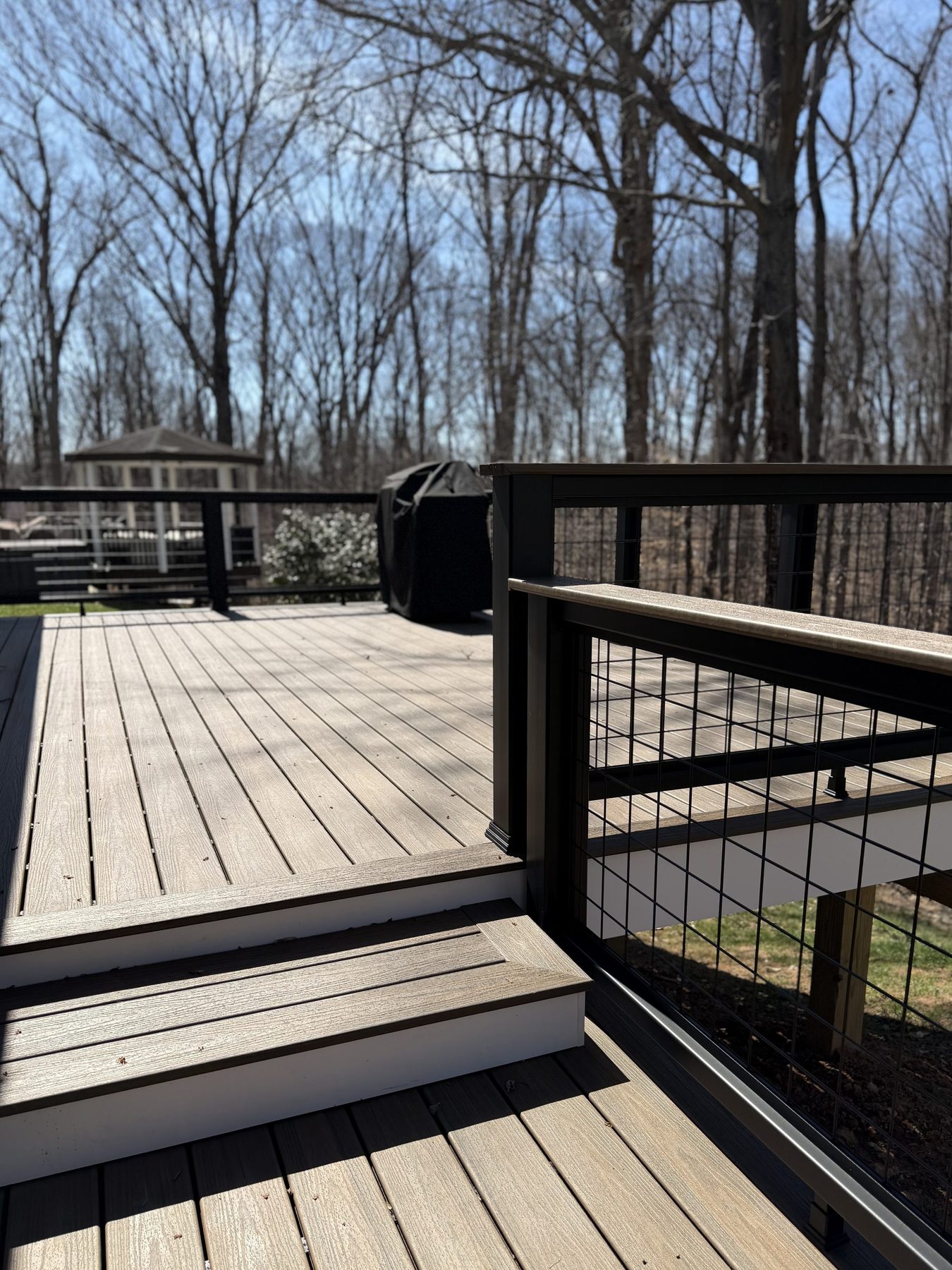 Composite deck, hog-wire railing and stairs down to the yard